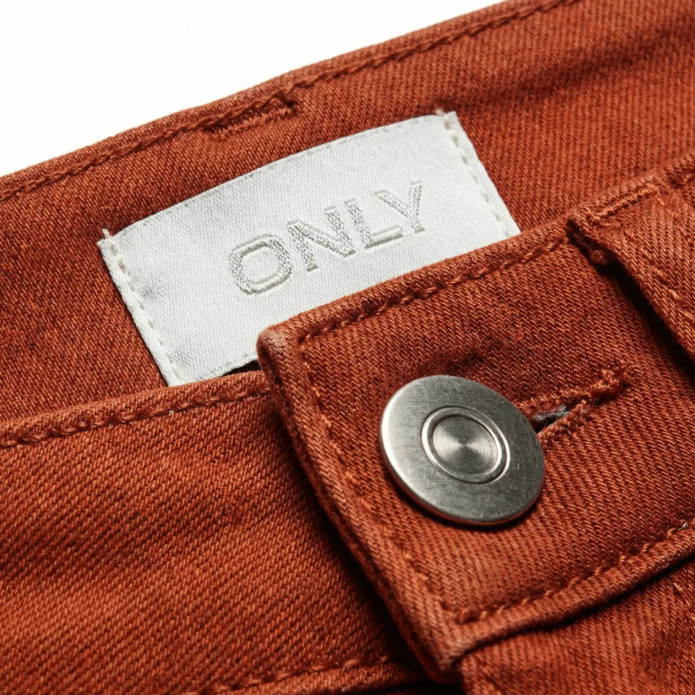 Only brand label with button hardware